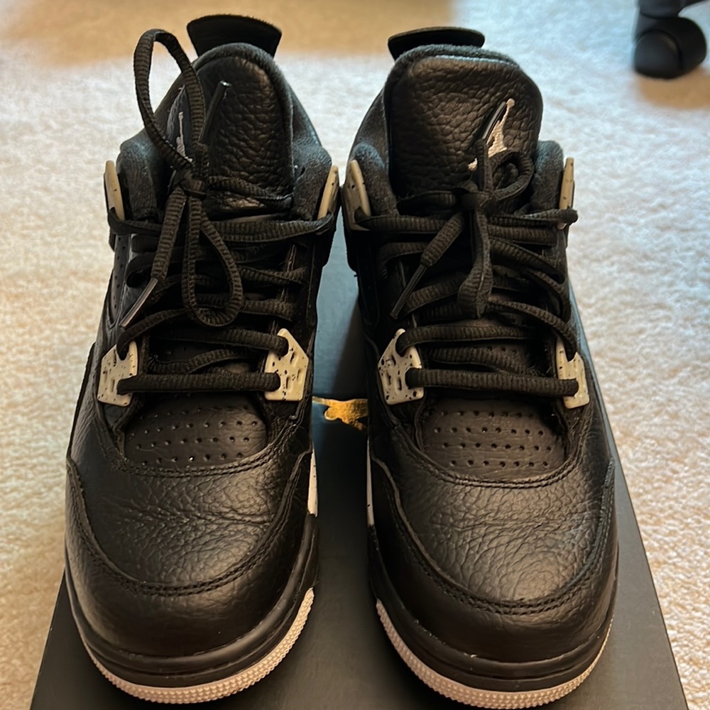 Excellent condition Jordan Retro 4 Oreo - size 4Y/woman5.5